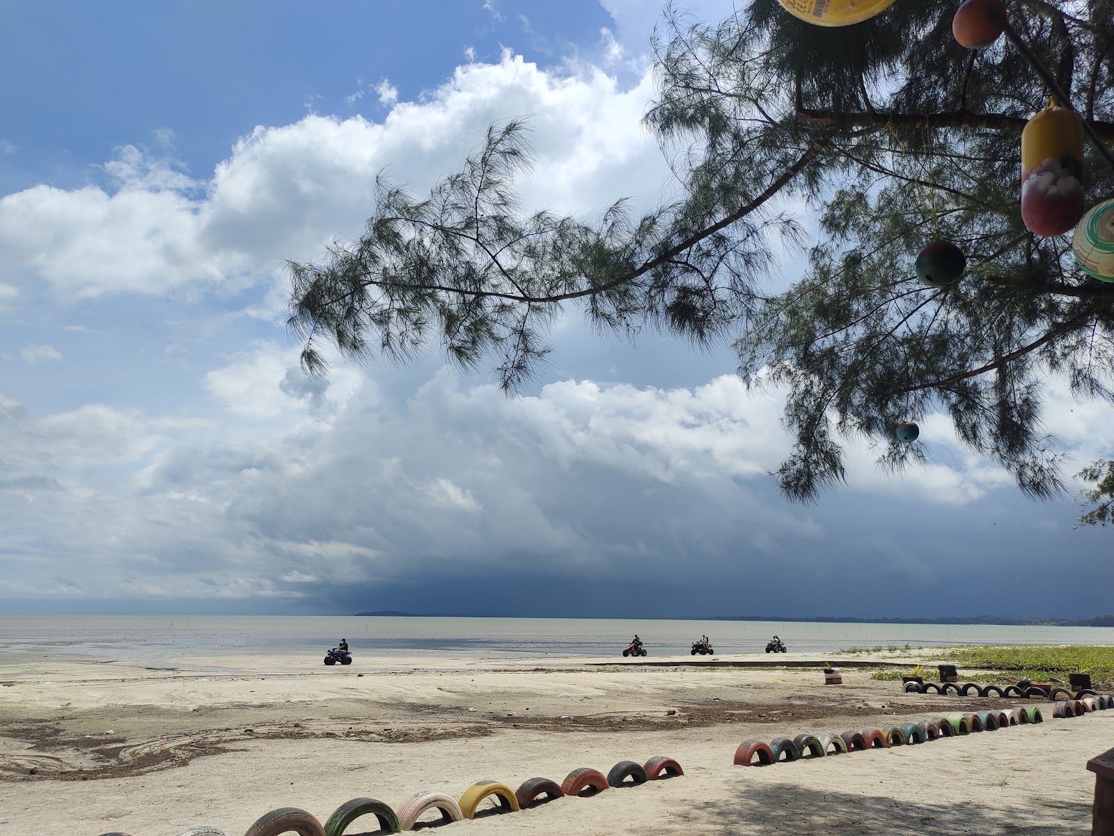 Foto av Ru Rebah Beach med lång rak strand