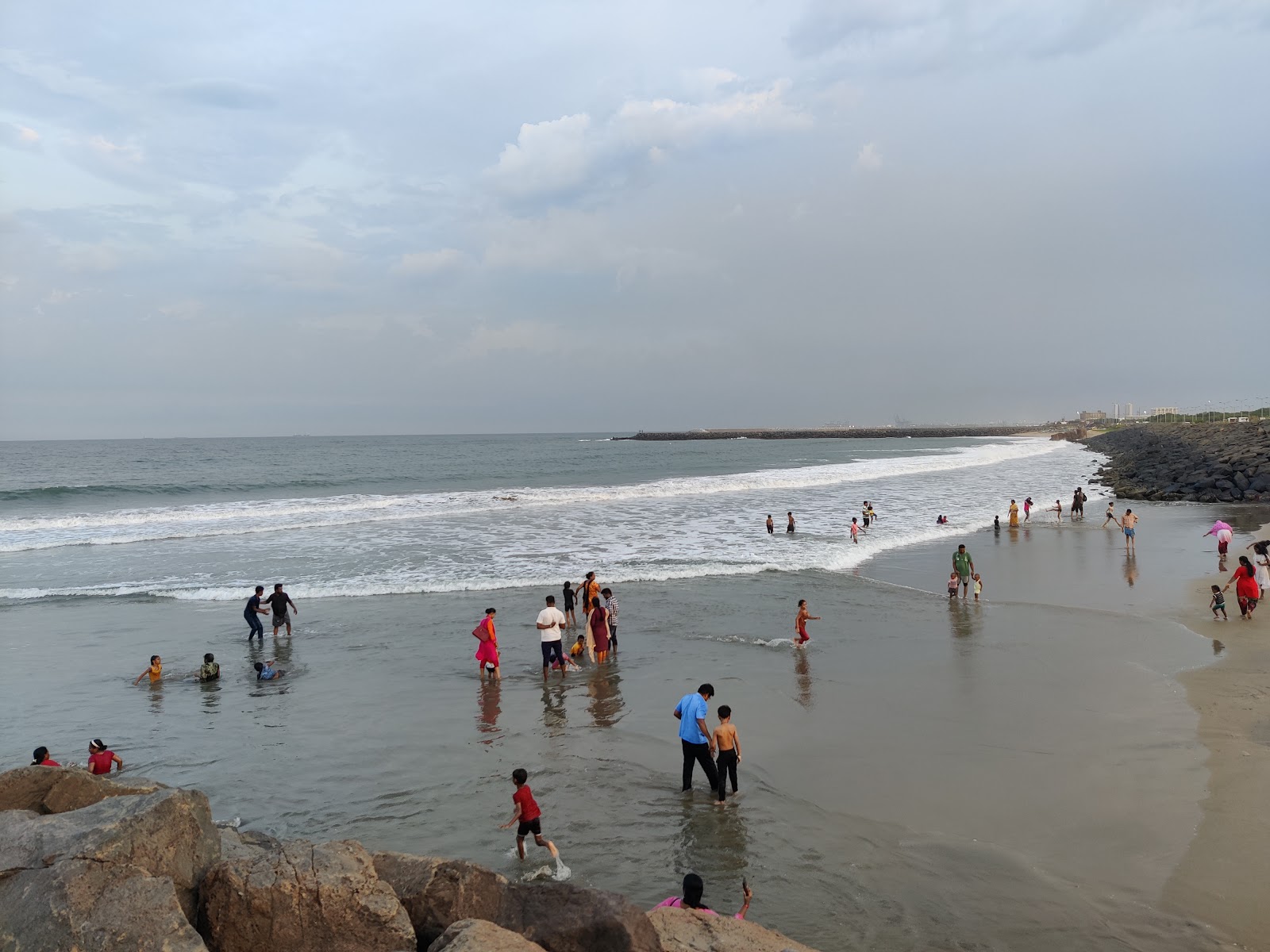 Foto von Palagai Thotti Kuppam Beach mit eine gerade küstenlinie