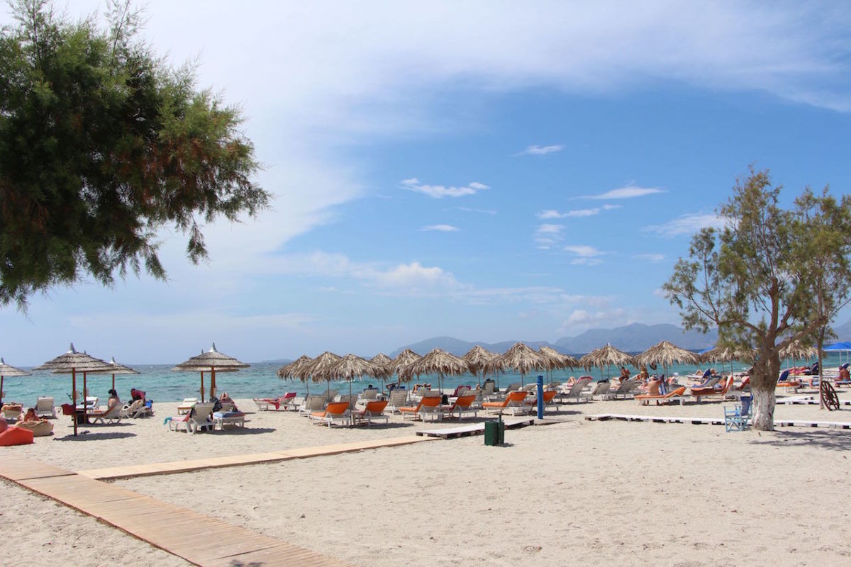 Foto van Paralia Mastichari met helder fijn zand oppervlakte