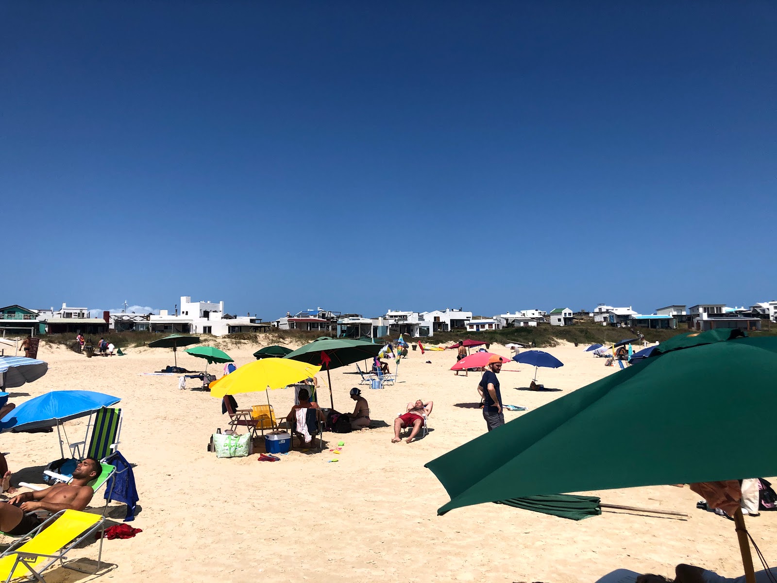 Cabo Polonio Beach的照片 带有碧绿色纯水表面