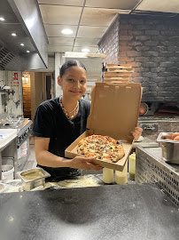 Pizza du Restaurant italien Chez Carlo Cordeliers - Pizzas au feu de bois à Lyon - n°3