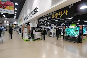 E-Mart Traders Wolpyeong image