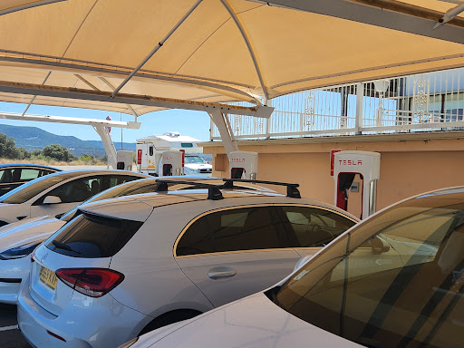 Tesla Supercharger en Almaraz, Cáceres‎