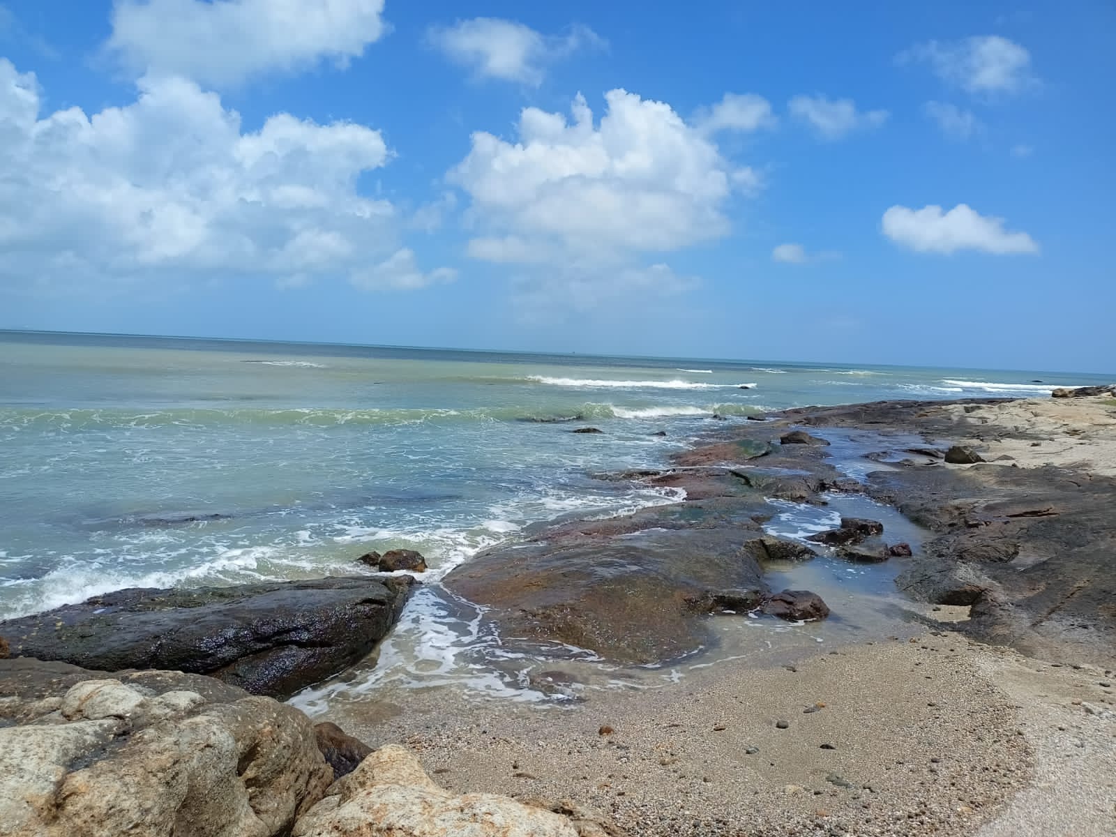 Foto av Leepuram Beach med turkosa vatten yta