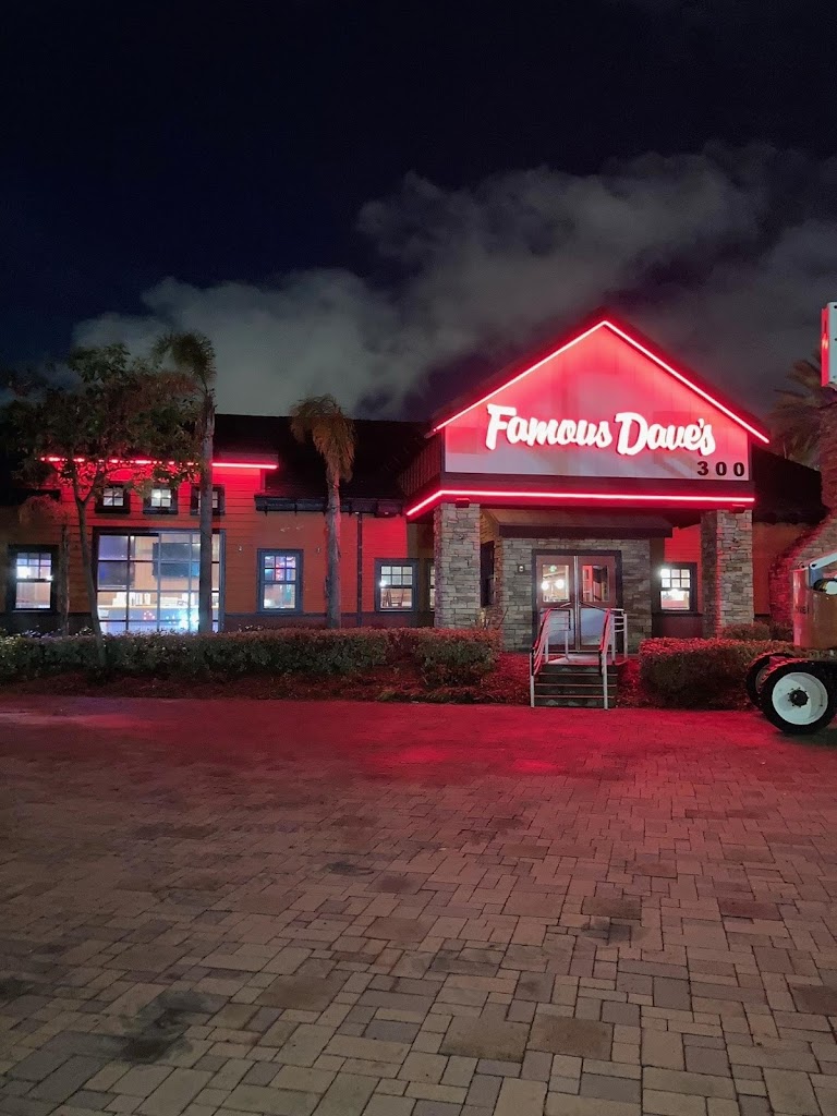 Famous Dave's Bar-B-Que 90802