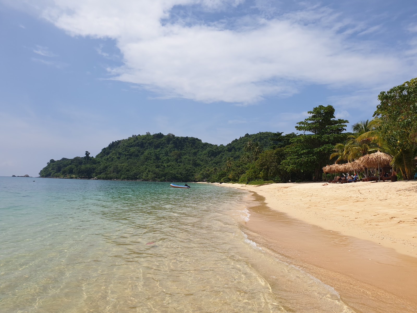 Foto van Koh Ngai Paradise Beach met turquoise puur water oppervlakte