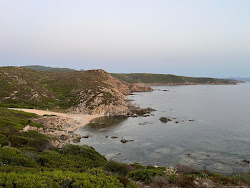 Foto von Cala Is Cannisonis Beach und seine wunderschöne Landschaft