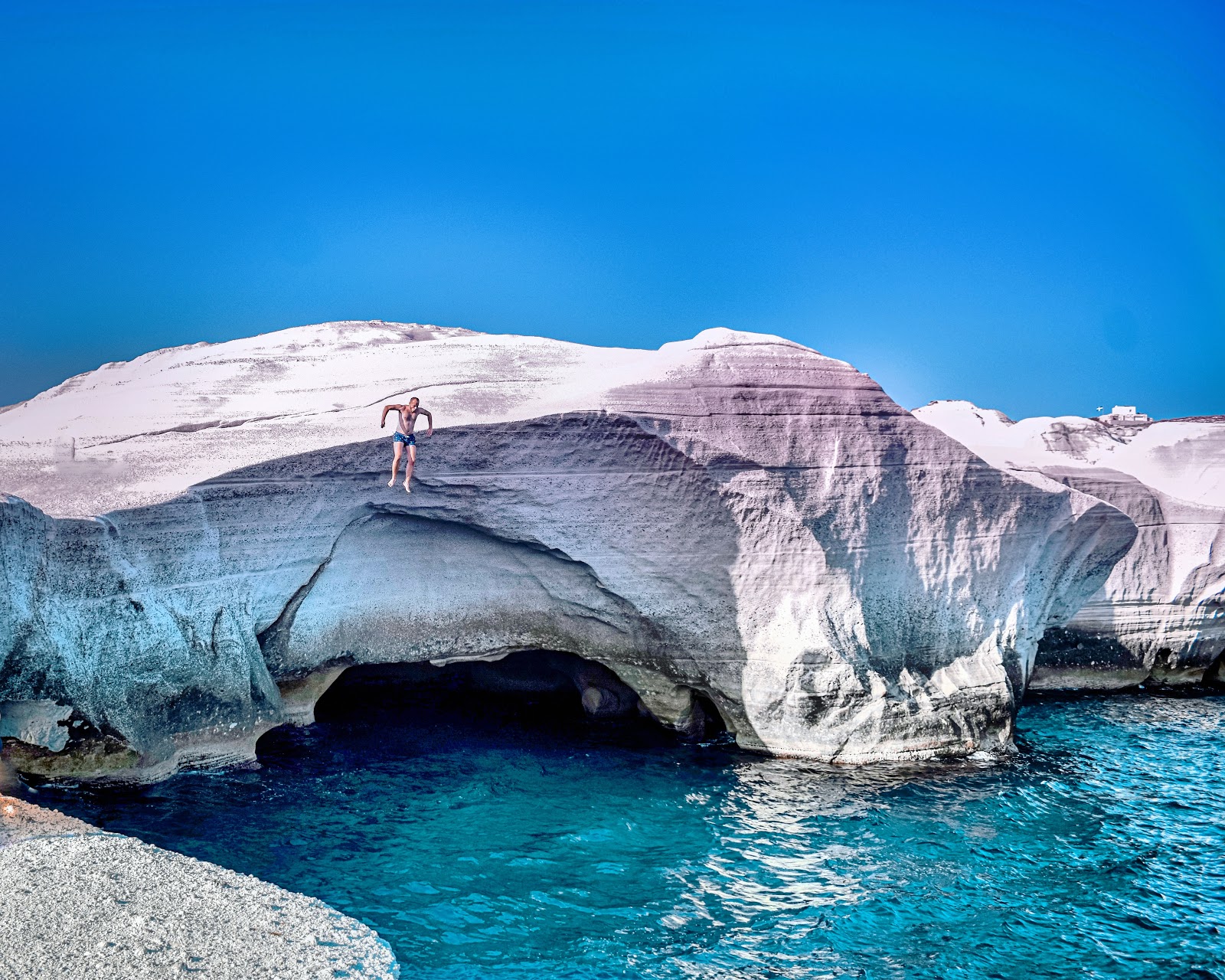 Sarakiniko Beach'in fotoğrafı dağlarla çevrili