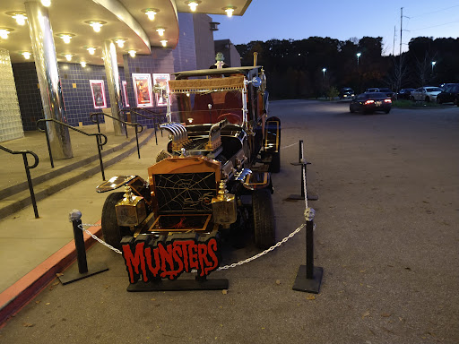 Movie Theater «B&B Theatres Shawnee 18», reviews and photos, 16301 Midland Dr, Shawnee, KS 66217, USA