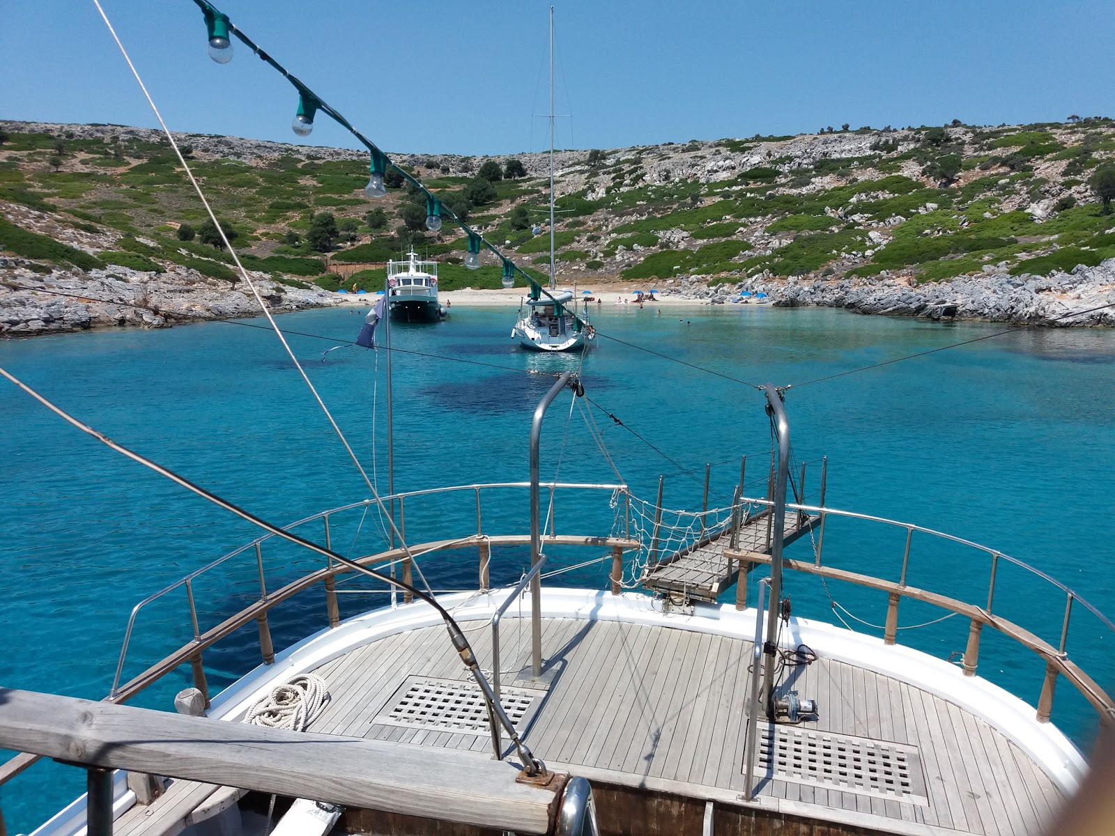 Foto de Glyfada Sarakino beach com água cristalina superfície