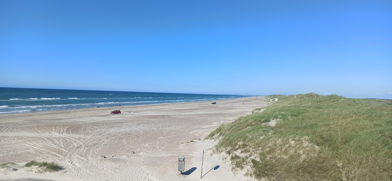 Foto de Ejstrup Beach com areia brilhante superfície