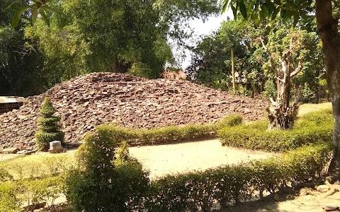 Candi Sumur Gantung image