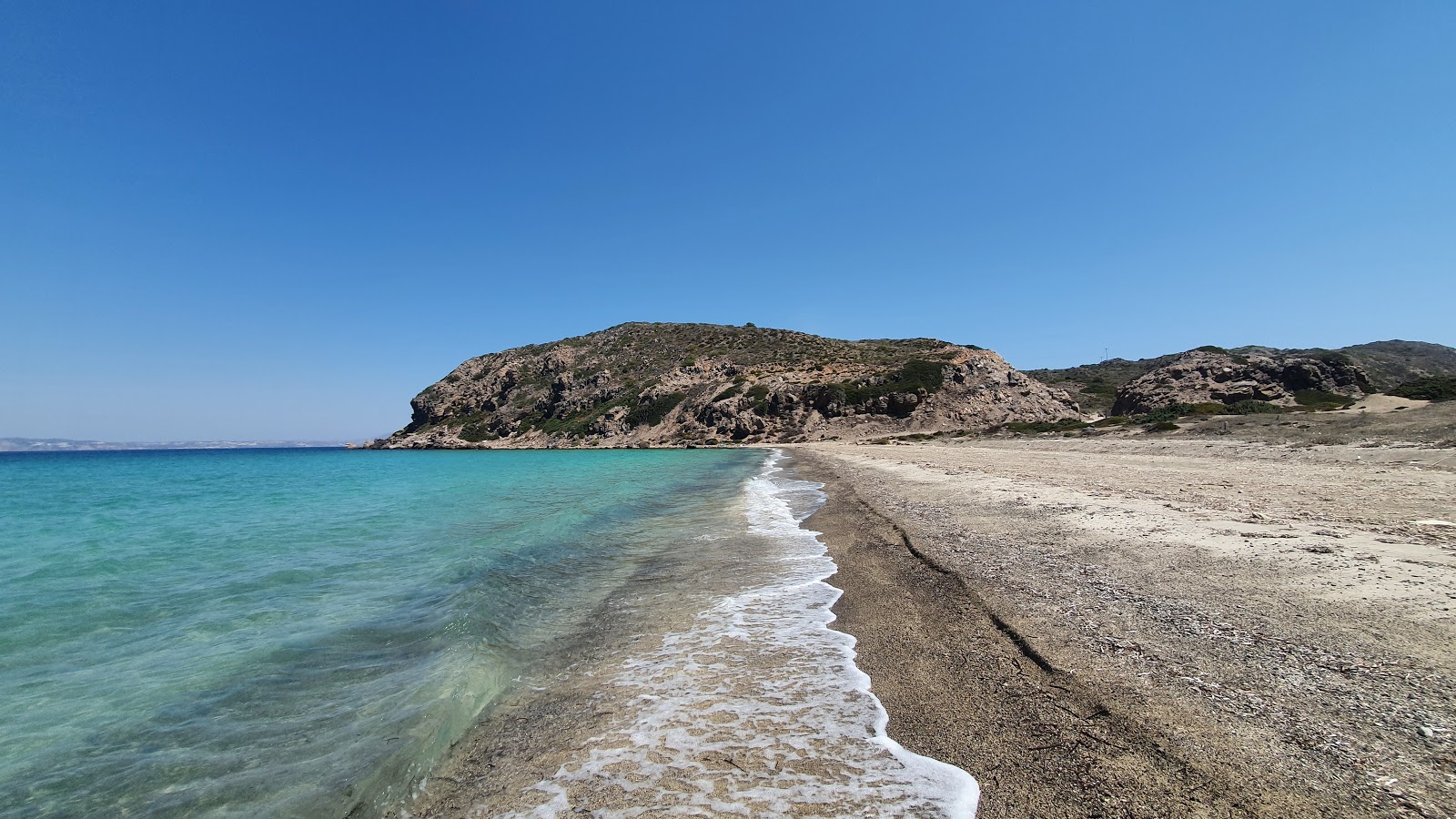Gyali dodekanisou III'in fotoğrafı gri kum ve çakıl yüzey ile