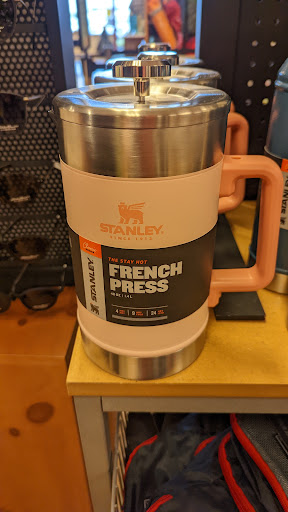 Clothing Store «Eddie Bauer Outlet», reviews and photos, 8130 Factory Shops Blvd, Jeffersonville, OH 43128, USA