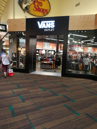 Shopping Mall «Great Lakes Crossing Outlets», reviews and photos, 4000 Baldwin Rd, Auburn Hills, MI 48326, USA