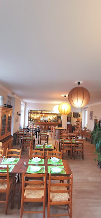 Atmosphère du Restaurant français L'Auberge du tilleul à La Salvetat-Peyralès - n°8