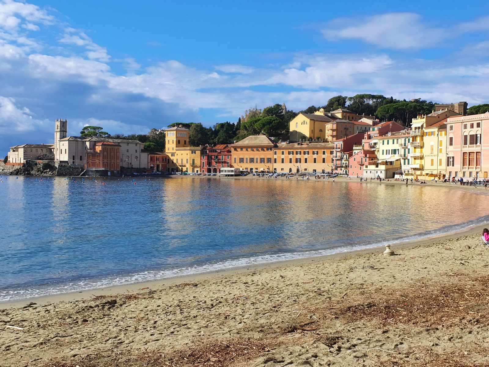 Foto van Spiaggia Baia del Silenzio en zijn prachtige landschap