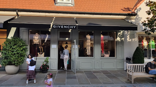 Magasin de vêtements Givenchy Serris