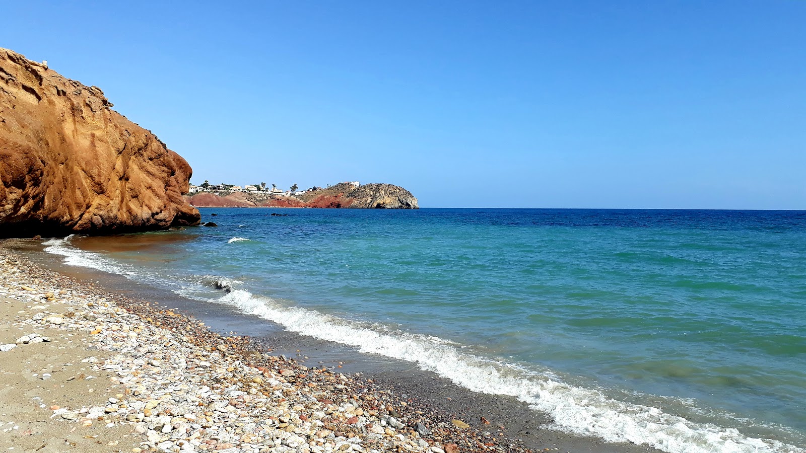 Foto av Playa Cueva de Lobos med blått vatten yta