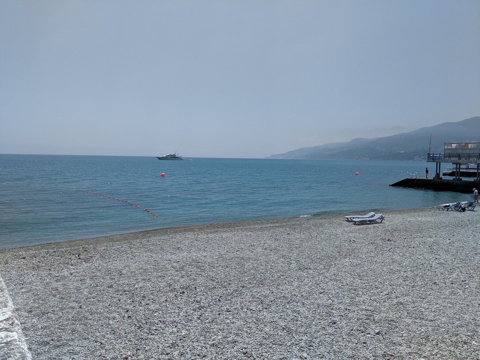 Fotografie cu Yalta beach cu golfuri mici