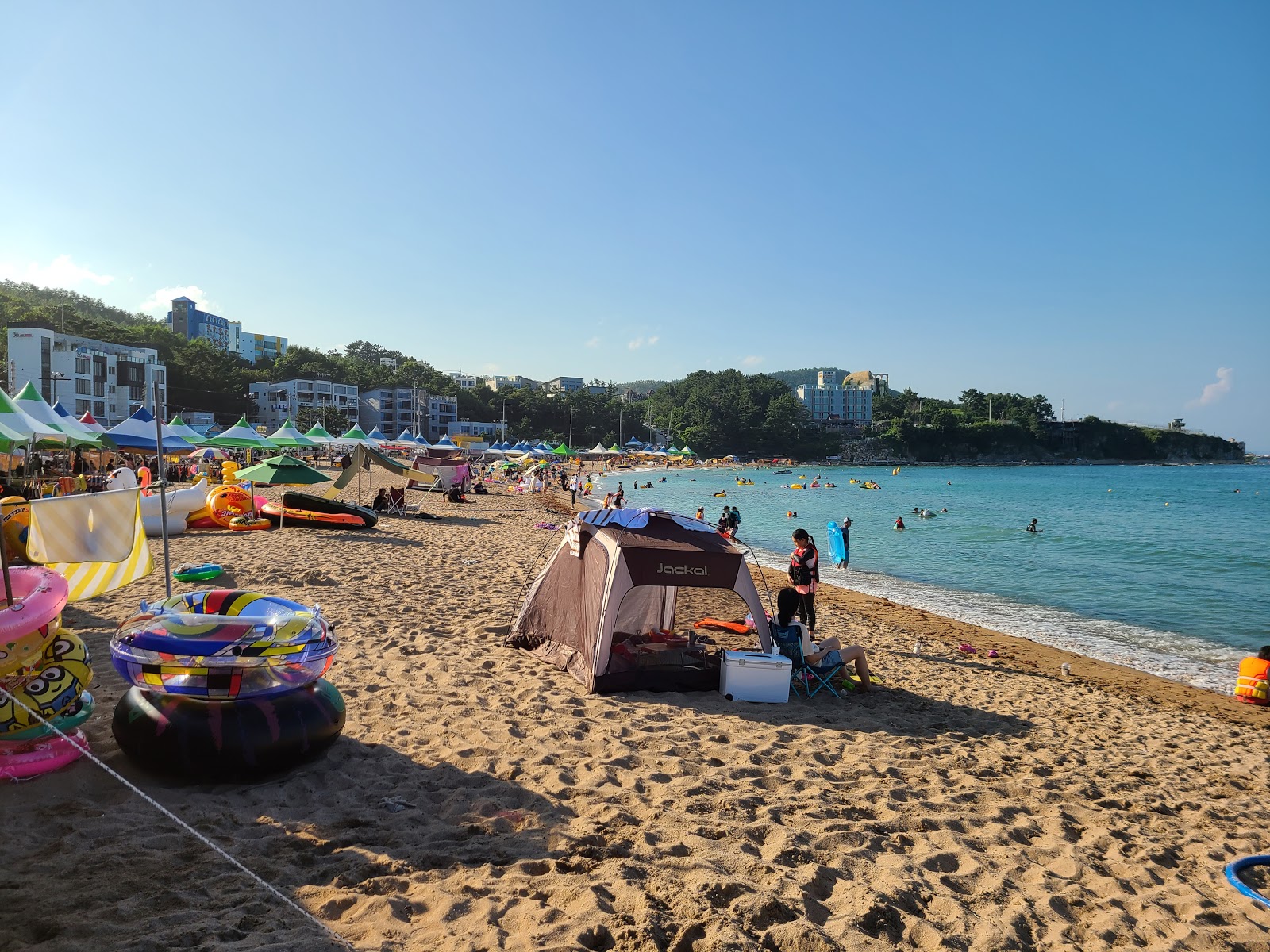 Foto av Odo 1-ri Beach omgiven av klippor