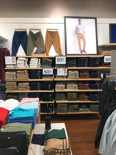 Clothing Store «Gap Outlet», reviews and photos, 5220 N Rose St, Rosemont, IL 60018, USA