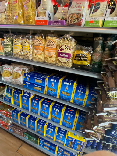 Gourmet Grocery Store «Garden Gourmet Market», reviews and photos, 1130 N Ashland Ave, Chicago, IL 60622, USA