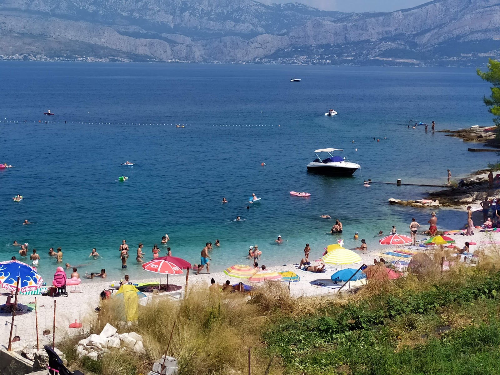 Foto af Molo Lozna beach bakket op af klipperne