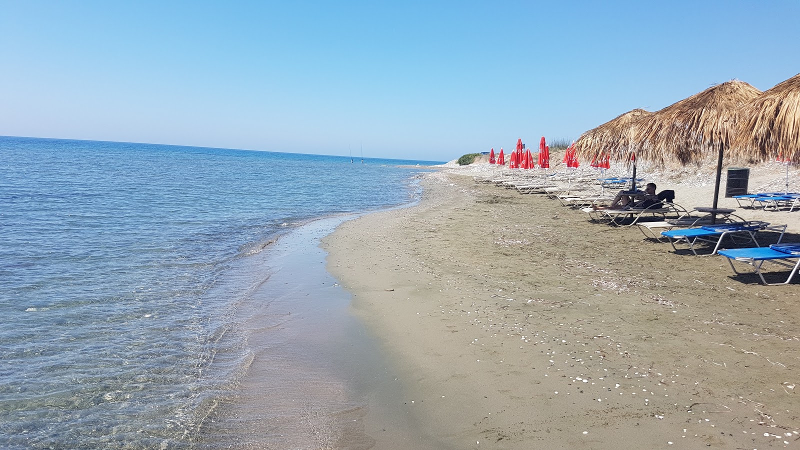 Foto de Mazotos beach - lugar popular entre os apreciadores de relaxamento