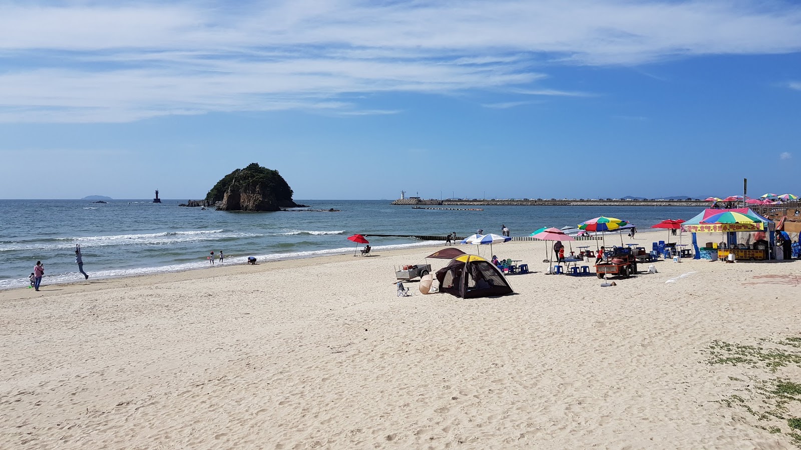Foto de Kkotji Beach com areia bege superfície