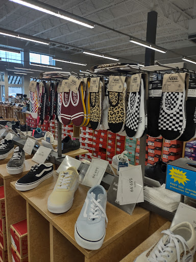 Shoe Store «DSW Designer Shoe Warehouse», reviews and photos, 10060 Reisterstown Rd, Owings Mills, MD 21117, USA