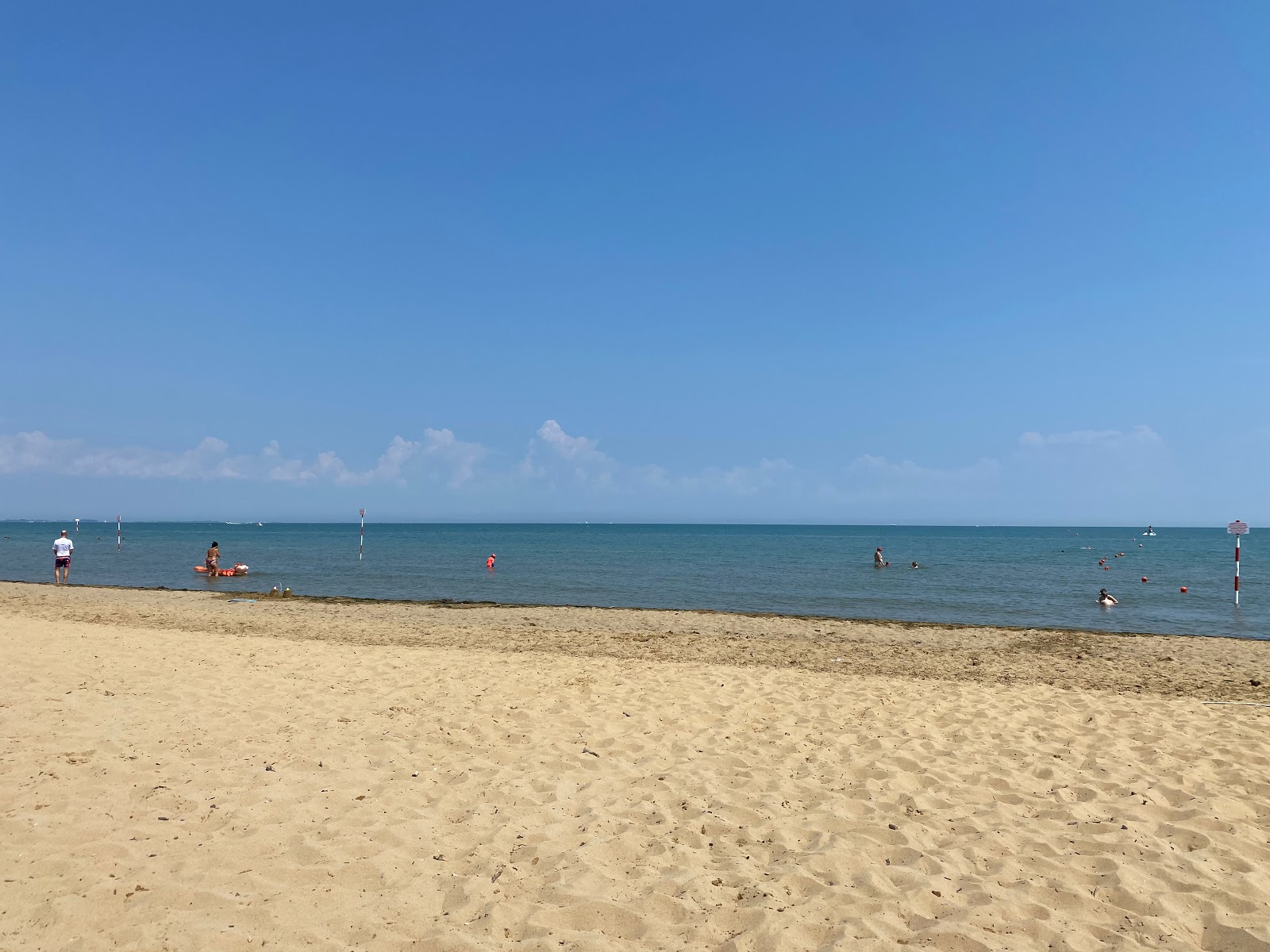 Photo de Spiaggia Lignano avec plusieurs moyennes baies