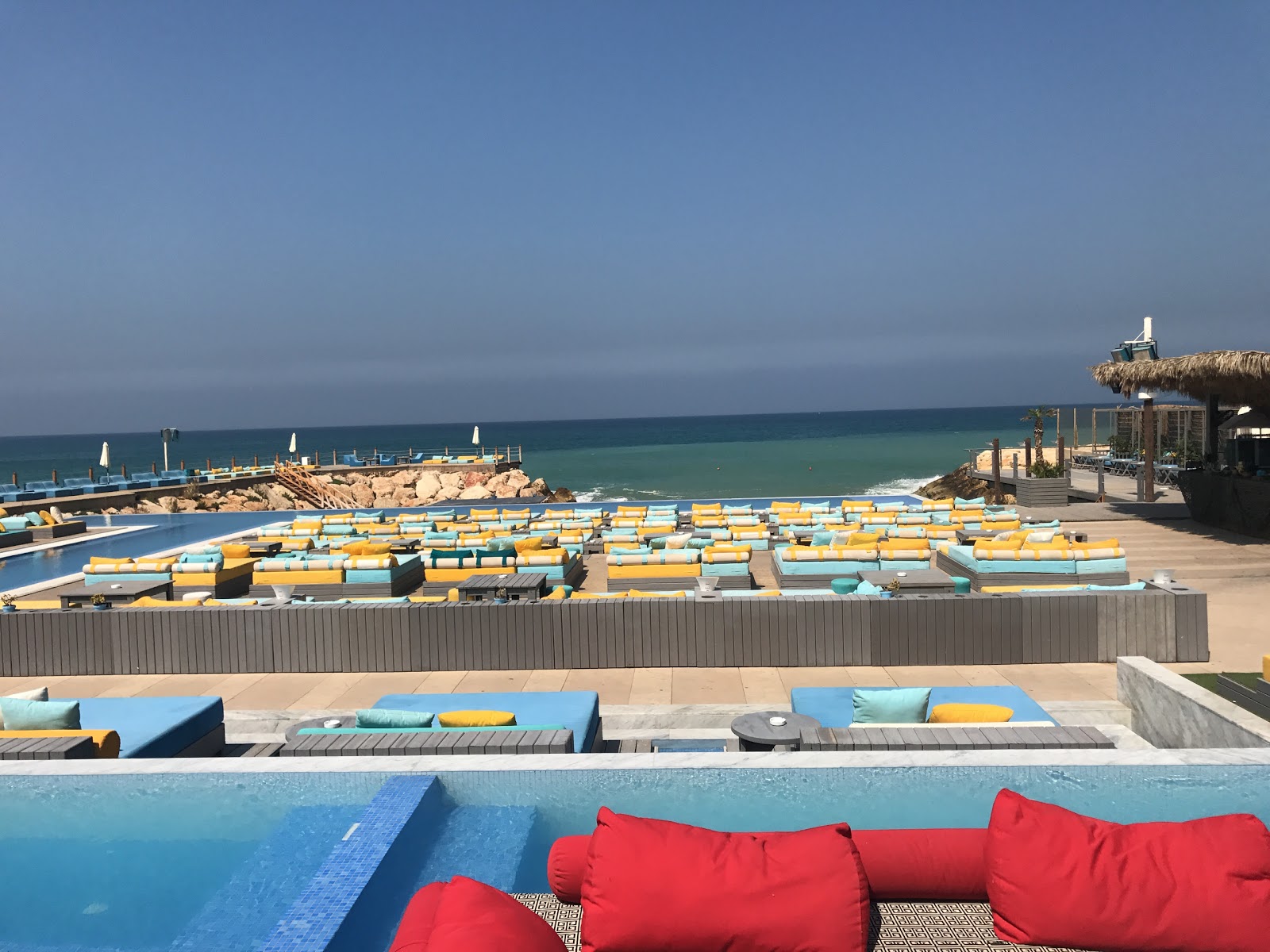 Fotografie cu Iris Beach Club cu nivelul de curățenie înalt