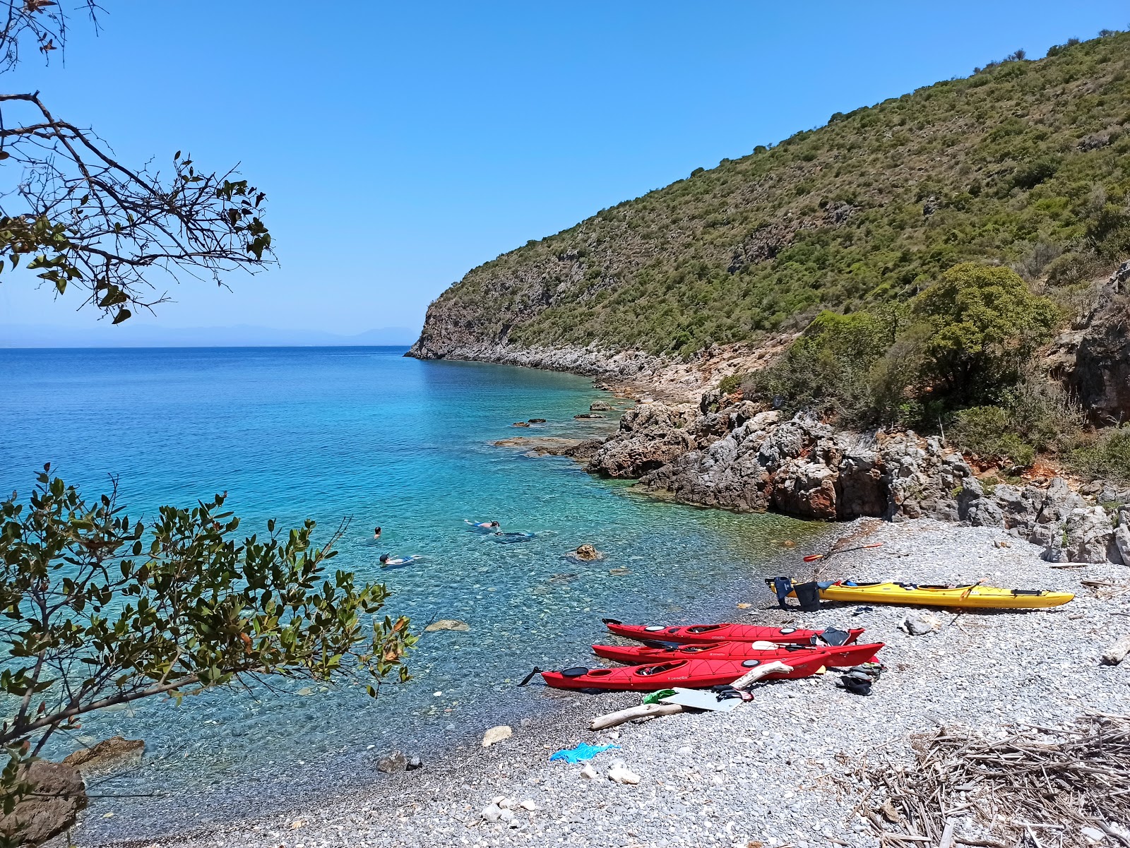 Zdjęcie Dikotaki beach z powierzchnią szary kamyk