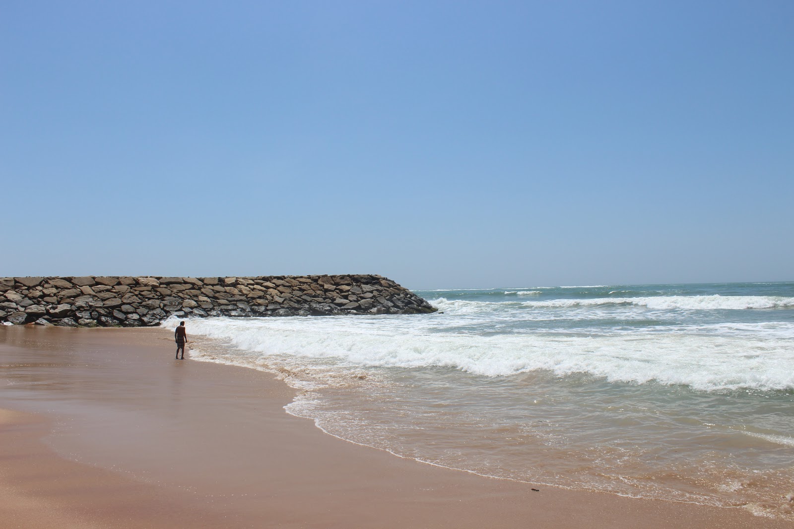 Zdjęcie Nadar Uvari Beach z powierzchnią jasny piasek