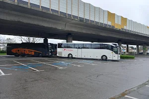 Parkplatz unter der Stelzenbrücke image