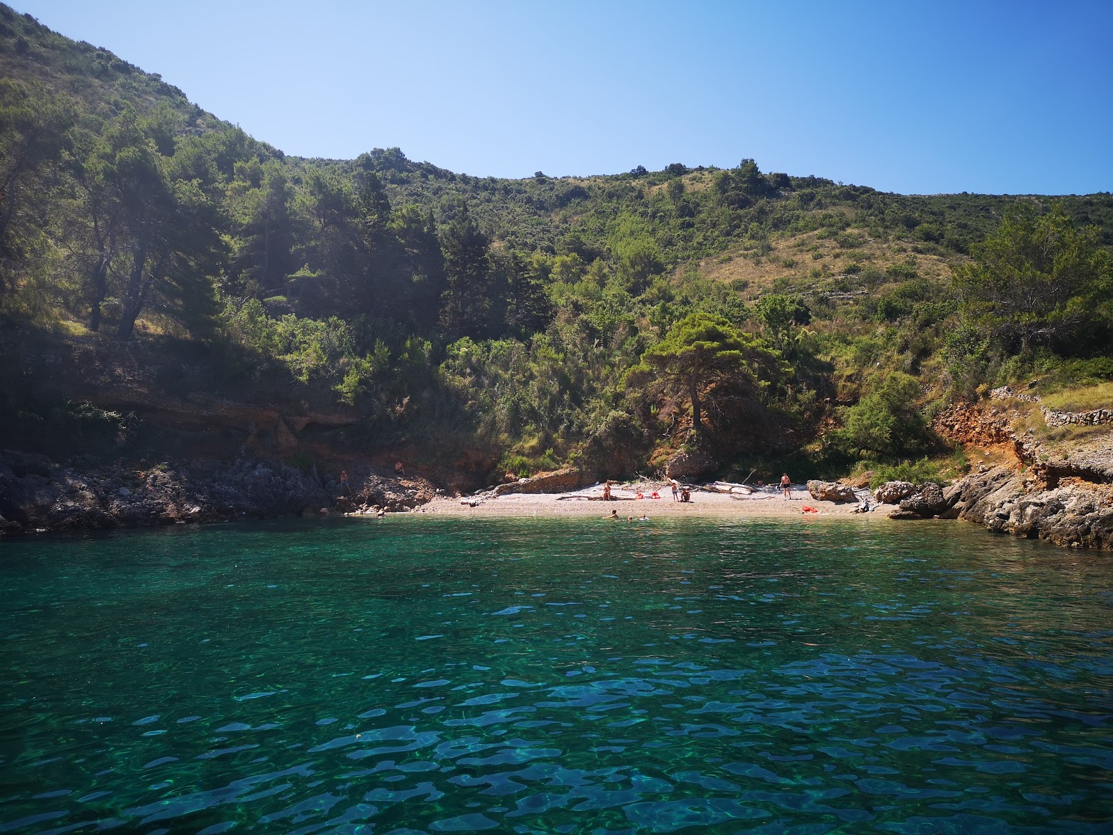 Foto von Didina beach II mit beiger kiesel Oberfläche