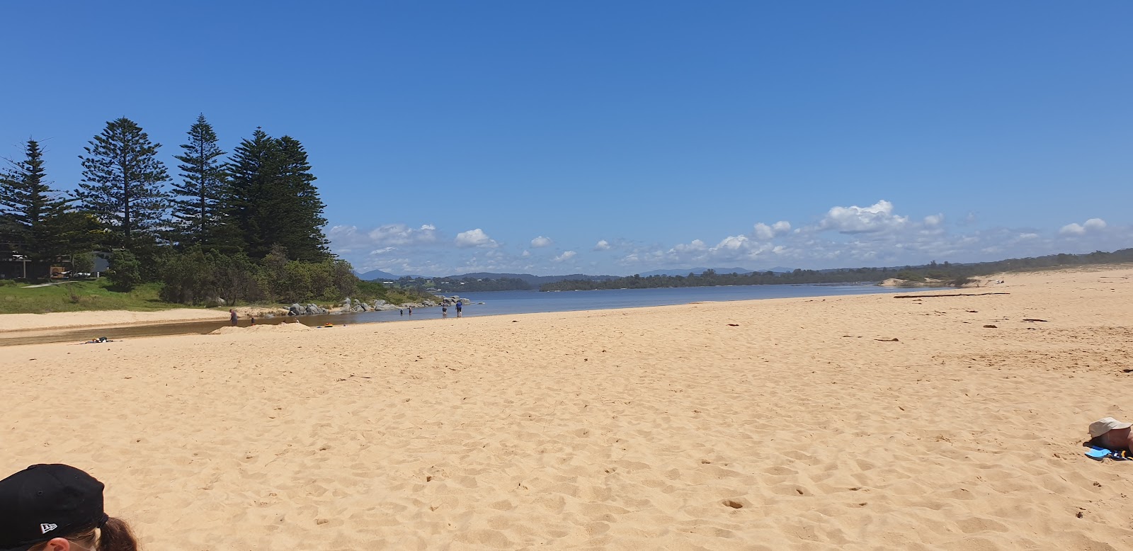Foto de Bingie Beach - lugar popular entre os apreciadores de relaxamento