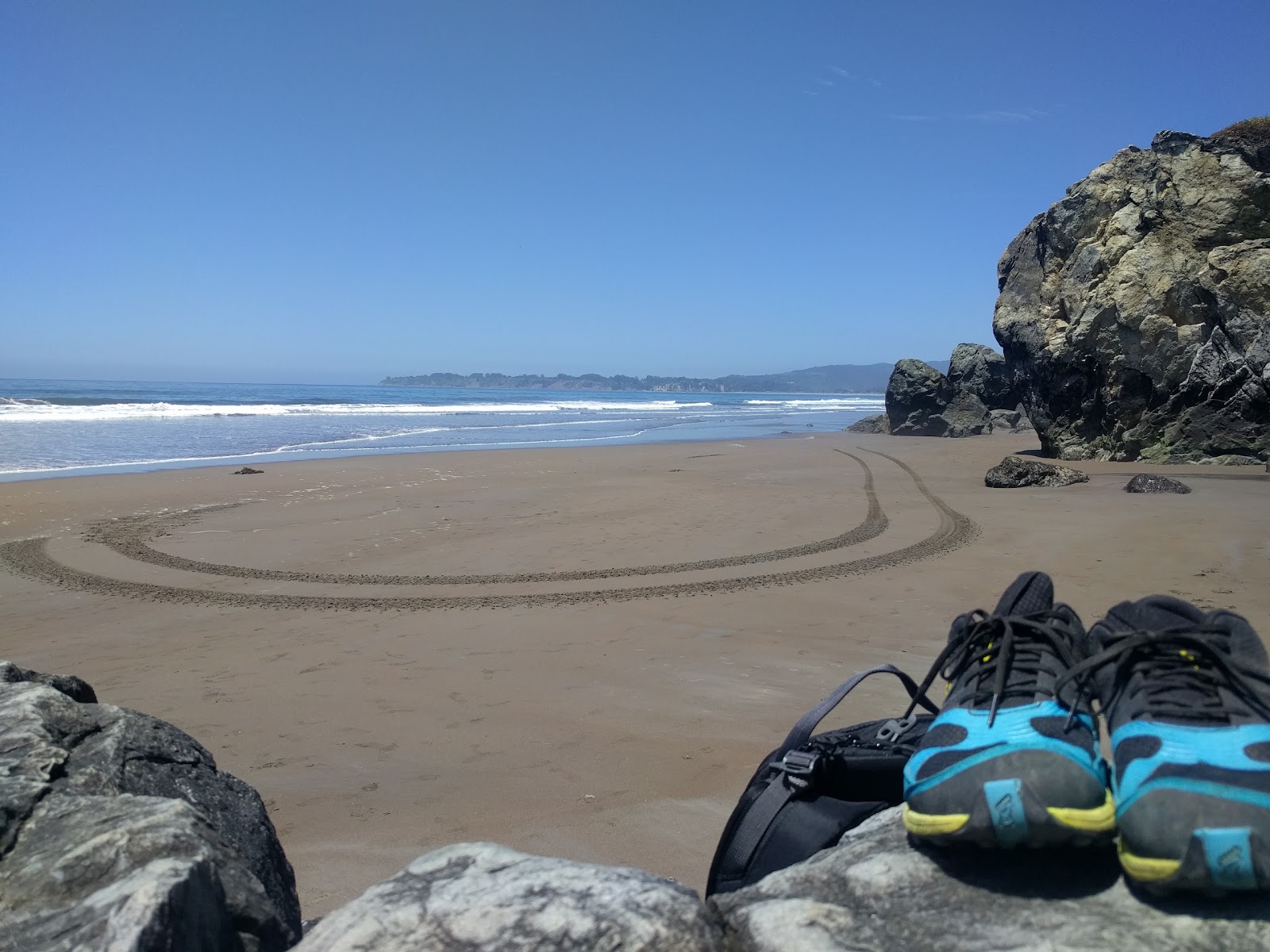 Foto von Red Rock Beach umgeben von Bergen