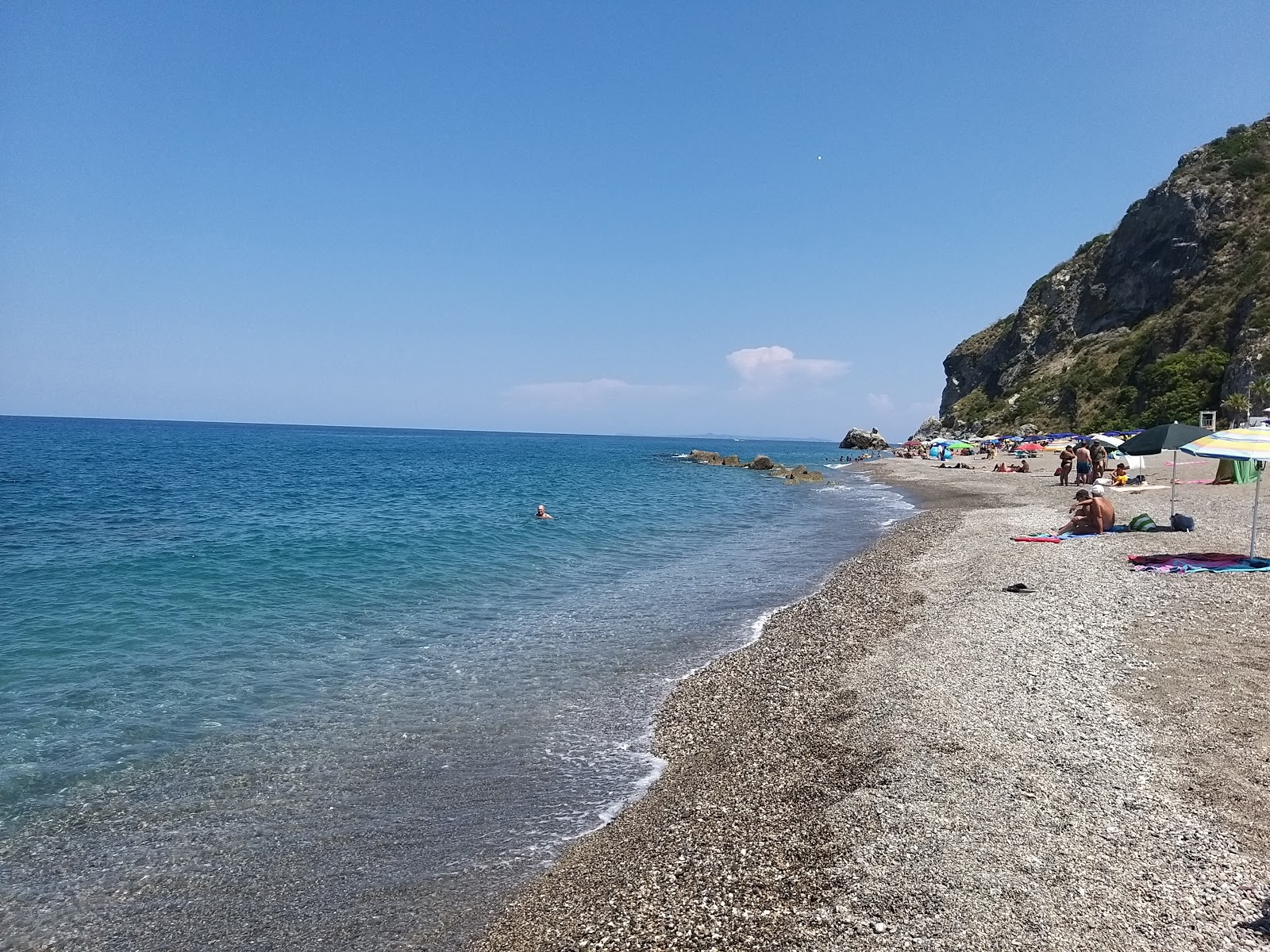 Fotografie cu Spiaggia Grotte di Mongiove cu o suprafață de pietricele mici de culoare gri