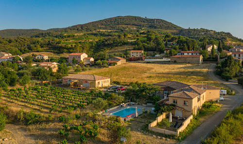 Lodge Et au milieu coule un ruisseau Berlou