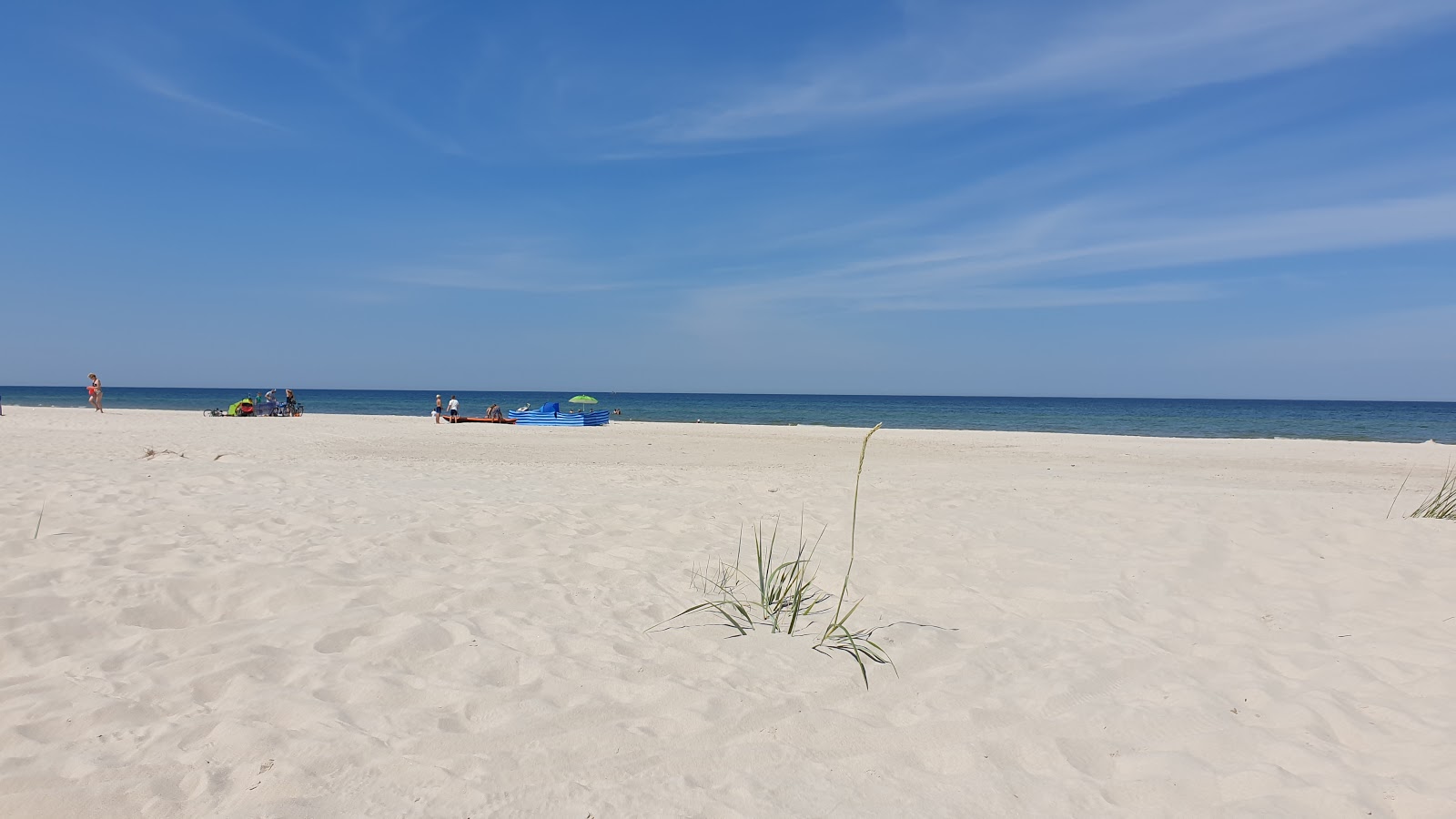 Valokuva Slayshevo Beachista. pinnalla kirkas hieno hiekka:n kanssa