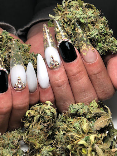 https://instagram.com/belenails_?igshid=MXU2Zmx1MDN1cXVuMQ==