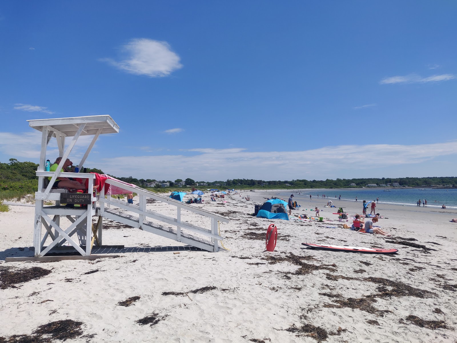 Foto de Crescent beach con arena beige superficie