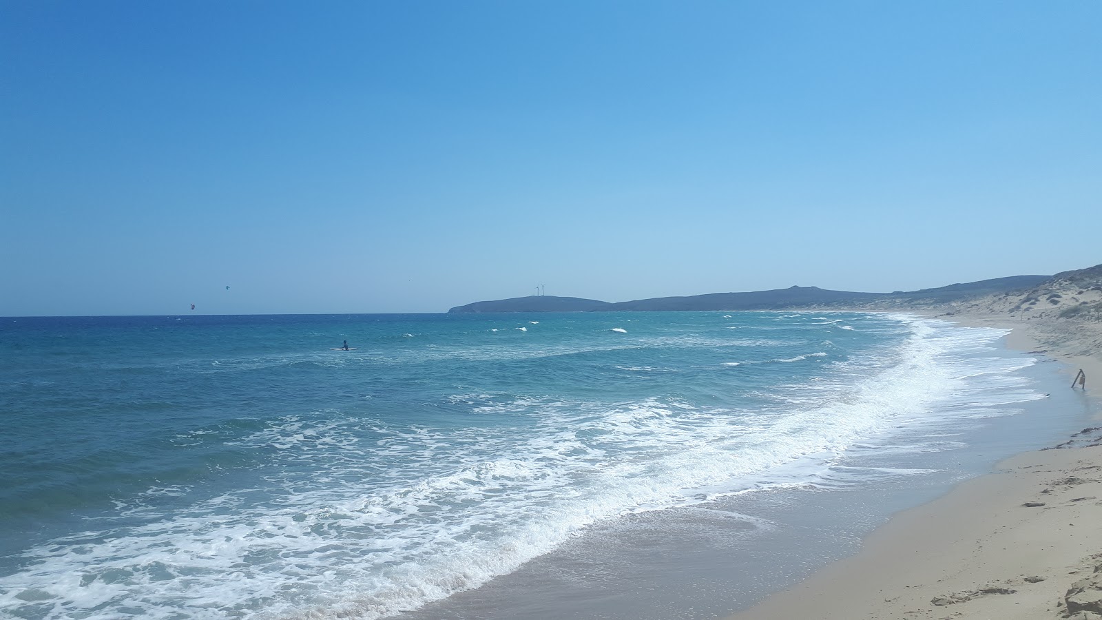 Paralia Kokkinovrachos'in fotoğrafı uçurumlarla desteklenmiş