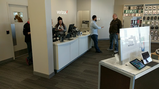 Cell Phone Store «Verizon», reviews and photos, 7779 Day Dr, Parma, OH 44129, USA