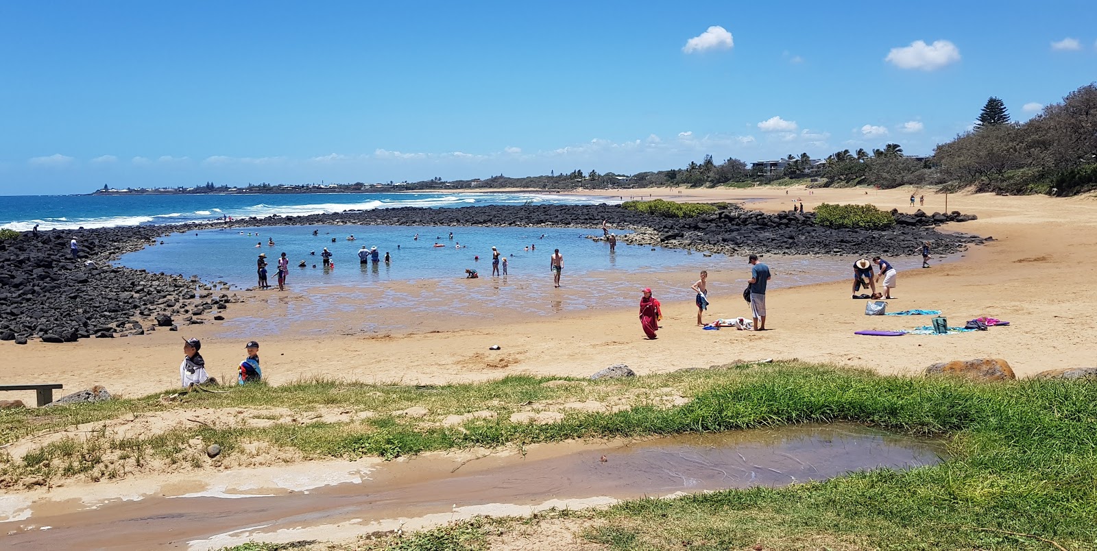 Foto de Kellys Beach com linha costeira longa e reta
