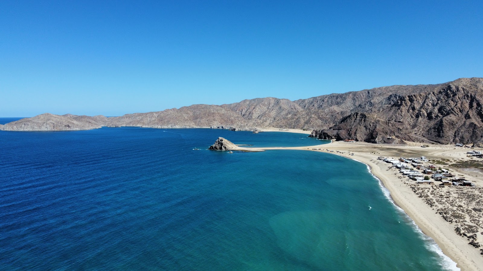 Photo de Playa Campamento avec sable clair avec caillou de surface