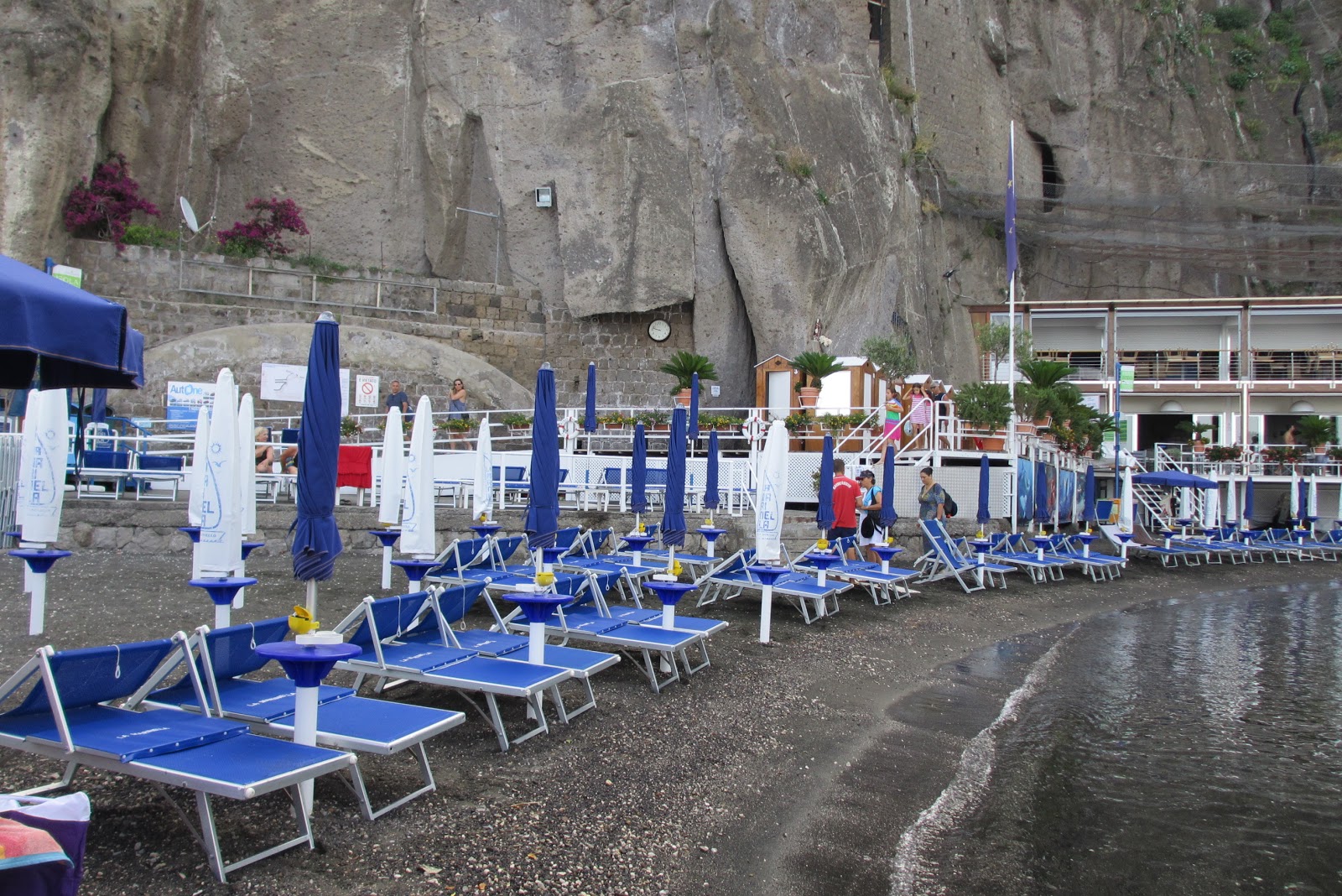 Foto di Spiaggia La Marinella con una superficie del sabbia grigia