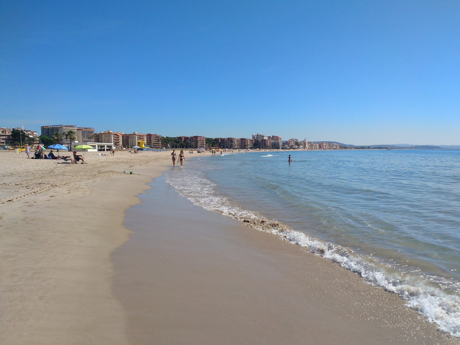 Foto af Platja de La Paella med lys sand overflade